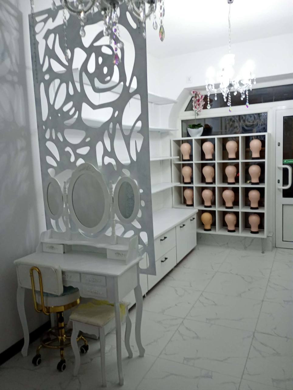 Ekspozycja modeli w salonie Atelier Peruk